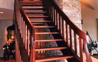 Деревянная лестница на тетивах слегка изогнутой формы