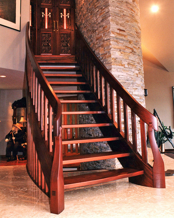 Деревянная лестница на тетивах слегка изогнутой формы