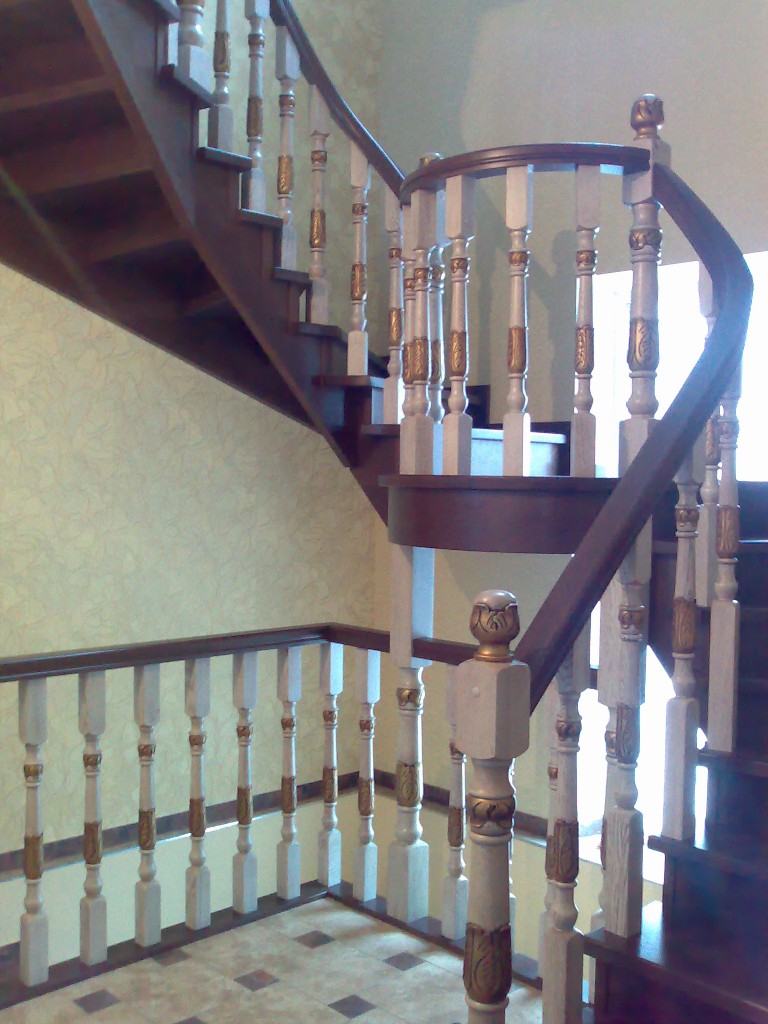 Цельнодеревянная лестница на косоурах с полукруглой площадкой и забежными ступенями